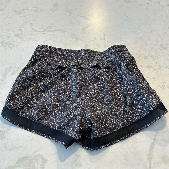 Athleta Printed Mesh Racer Run Short 4" Black and Gray Size Small - Picture 4 of 11